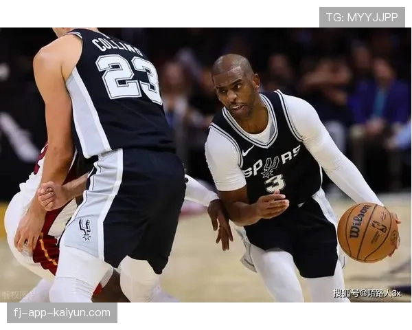 特写：克里斯-保罗生涯助攻数升至历史第三，赛后获赠纪念篮球